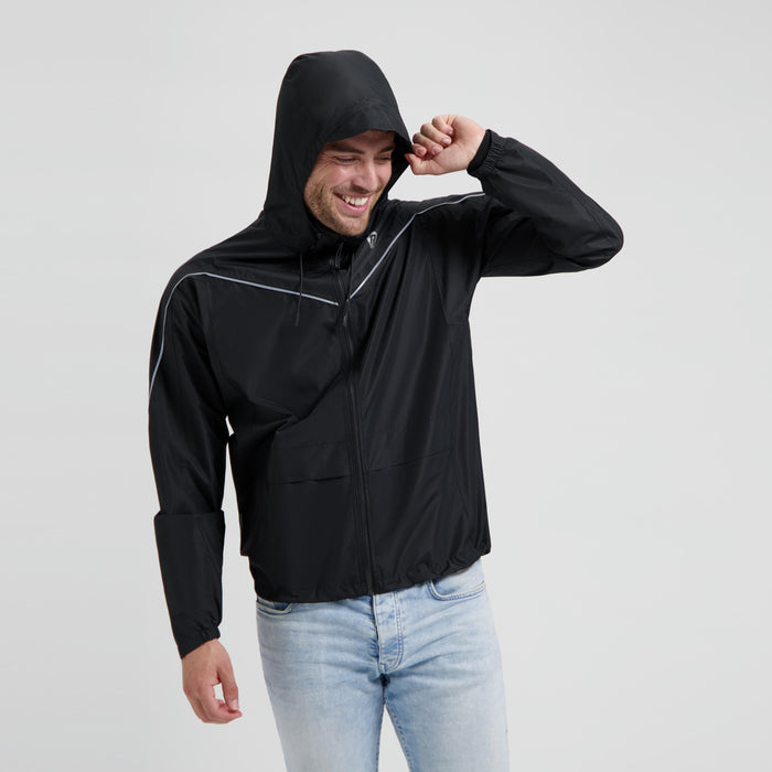 Rogelli Essential Commuter regenjas zwart gedragen door man voorkant.