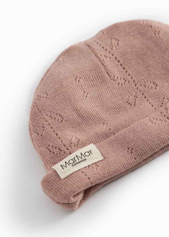 Uld hue i brændt rosa med pointelle-mønster og MarMar-logo på ribkant