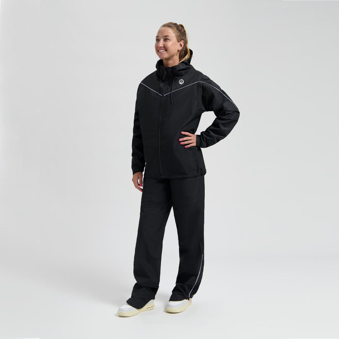 Rogelli Essential Commuter regenpak unisex zwart gedragen totaalshot voorkant.