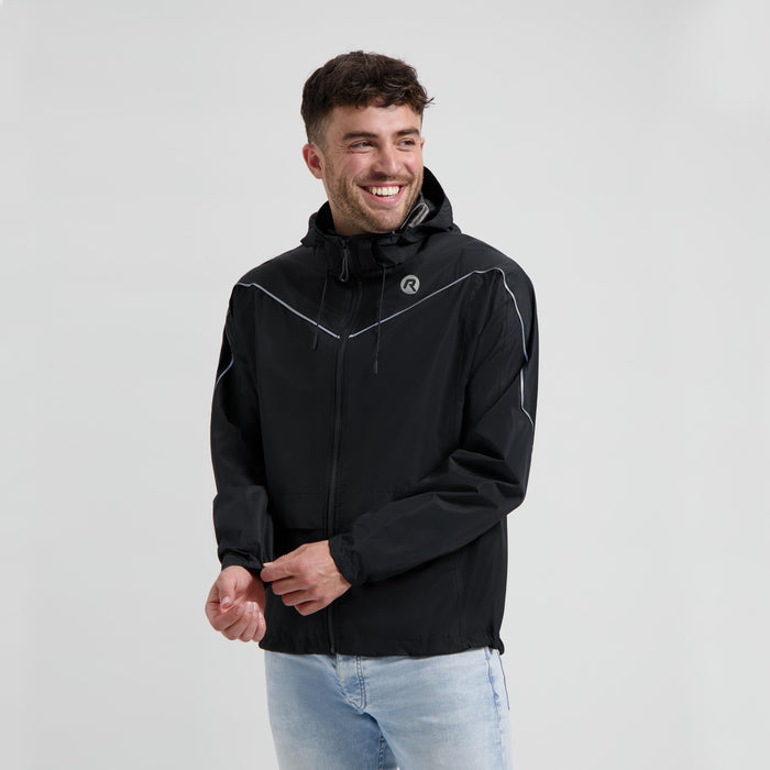 Rogelli Essential Commuter regenjas zwart gedragen door man voorkant.
