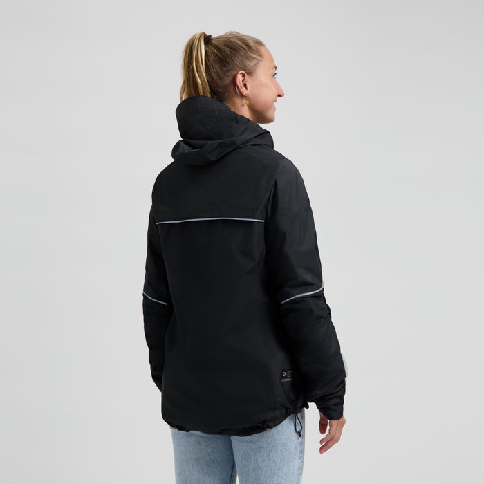 Rogelli Essential Commuter regenjas zwart gedragen door vrouw achterkant.