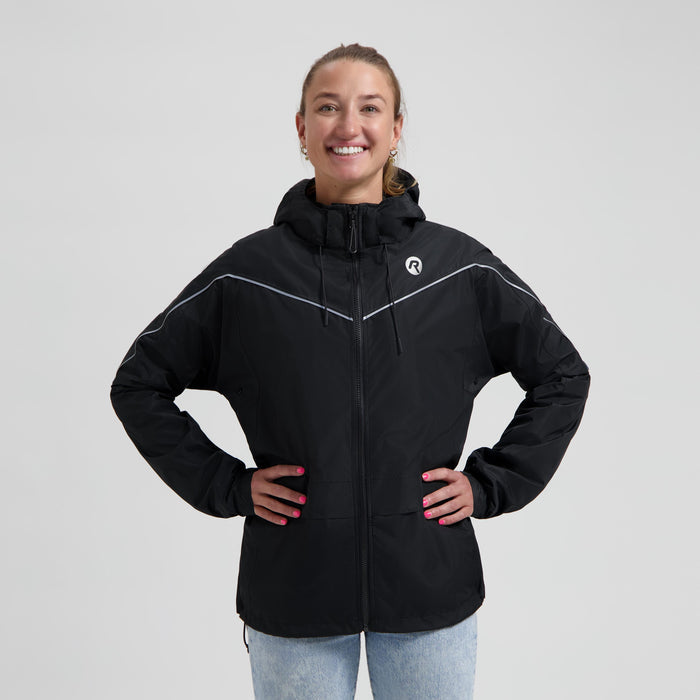 Rogelli Essential Commuter regenjas zwart gedragen door vrouw voorkant.