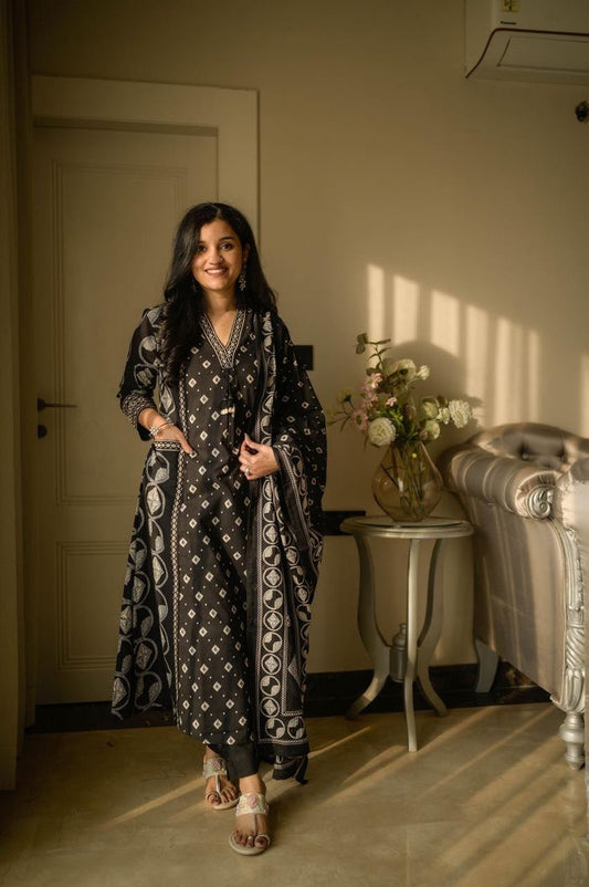 Kanika Bandhej Off Beat Set- Black