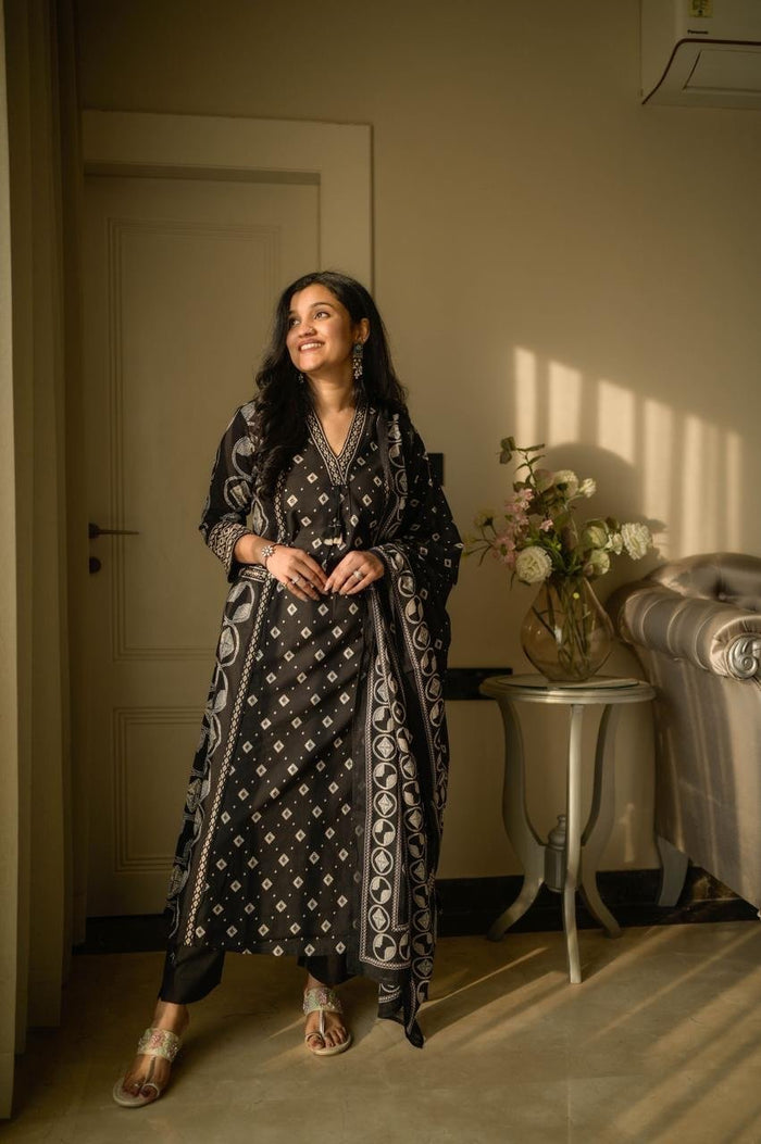 Kanika Bandhej Off Beat Set- Black