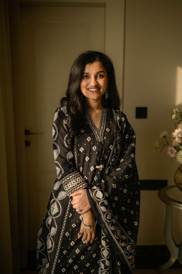 Kanika Bandhej Off Beat Set- Black
