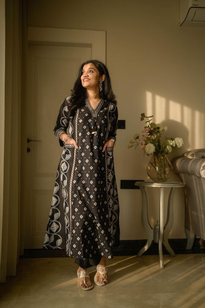 Kanika Bandhej Off Beat Set- Black