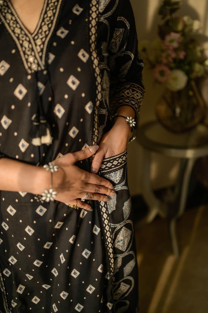 Kanika Bandhej Off Beat Set- Black