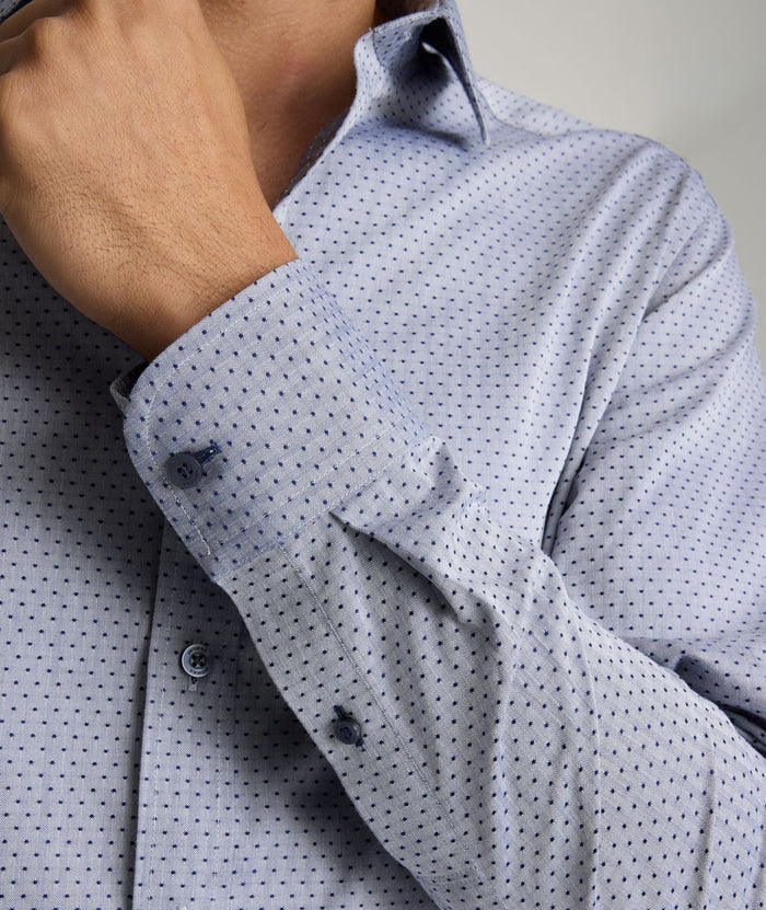 Model is wearing UNTUCKit Daltrey wrinkle-free shirt in gray print.